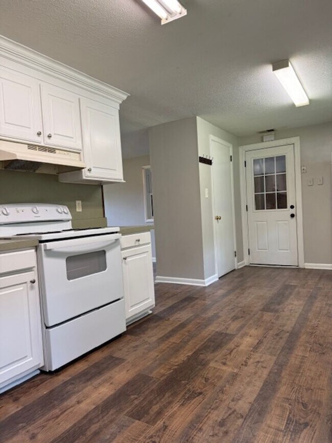 Building Photo - 7001 Comet Dr