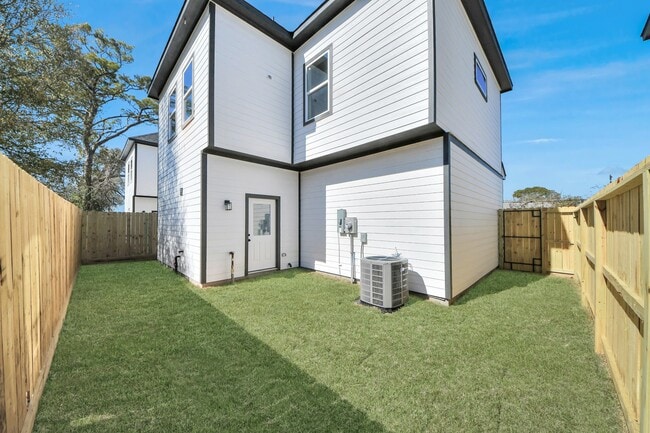 Building Photo - 8025 Peachtree St