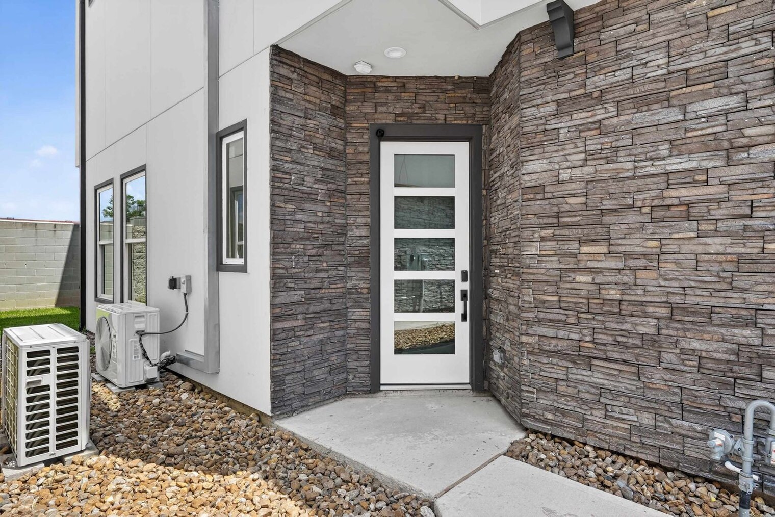 Building Photo - 2909 El Fenice Ln