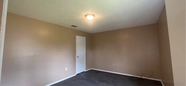 Building Photo - 310 Carriage Ln
