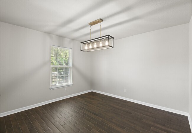 Building Photo - 709 E 41st St