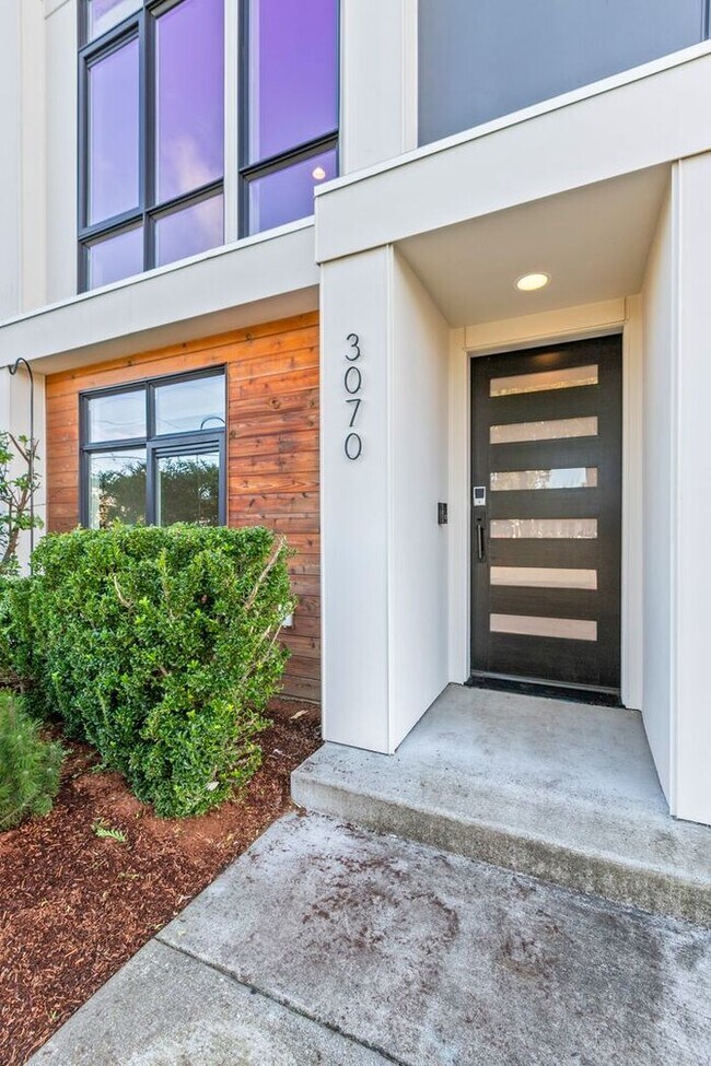 Building Photo - Stunning AIR CONDITIONED Alki Townhome w/ Rooftop Ocean View