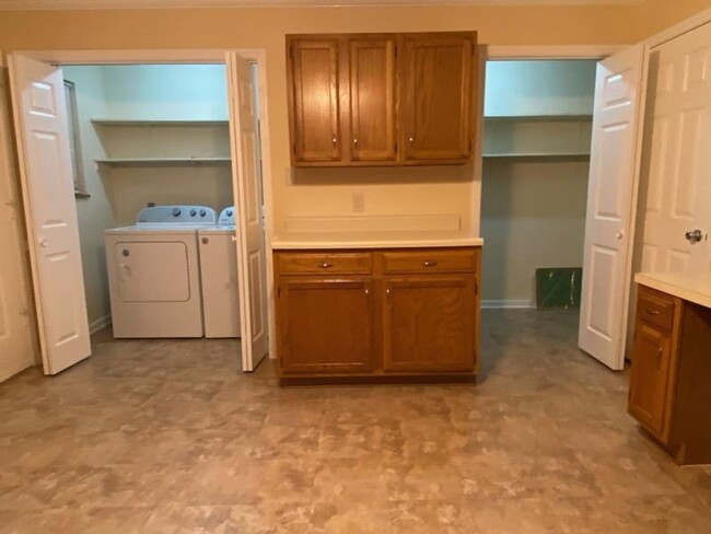 Building Photo - CHARMING 2 BEDROOM CONDO IN THE HEART OF F...