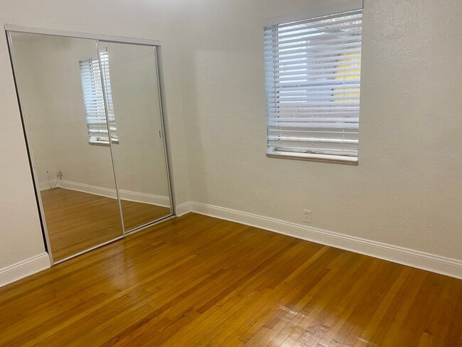 Building Photo - Euclid/Woodlawn Roommate Dream 4/3 home