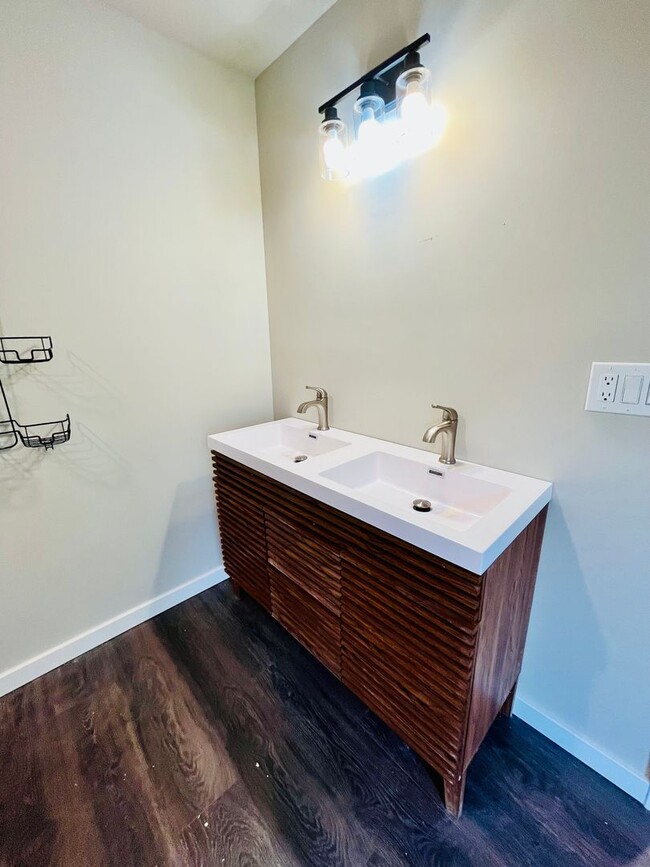 Building Photo - Modern Two Bedroom Two Full Bath House