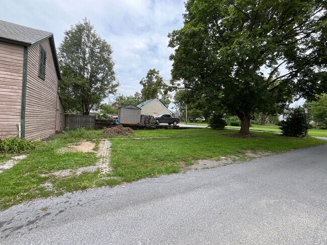 Building Photo - Spacious 4-5 Bedroom, 1.5 Bathroom 2-Story...