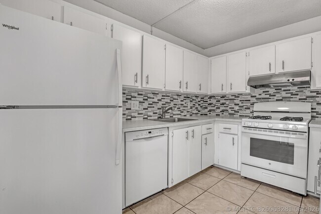 Building Photo - 6335 Red Pine Ln
