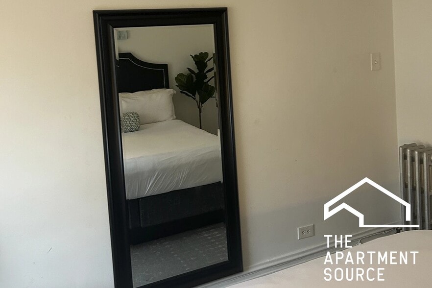 Building Photo - 1911 W Larchmont Ave