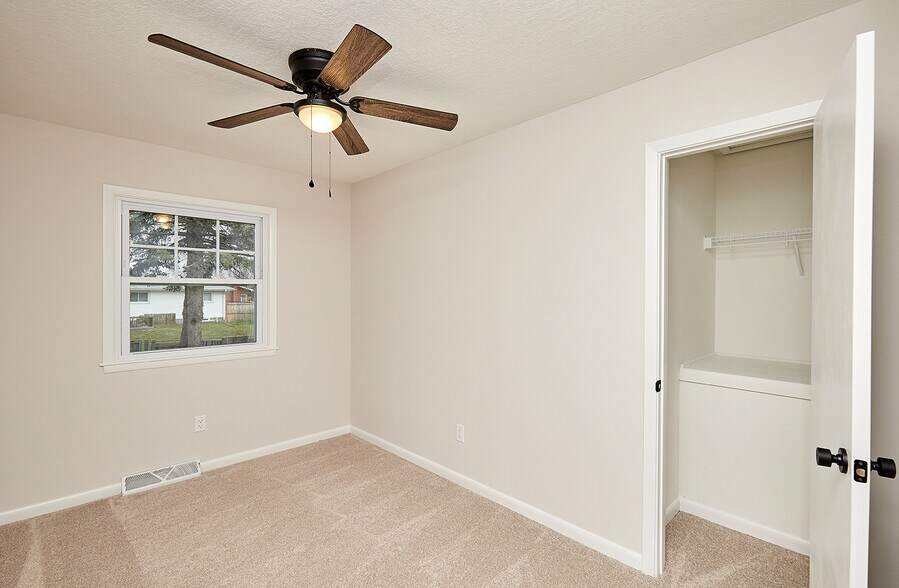 Building Photo - 409 SW Ash Dr