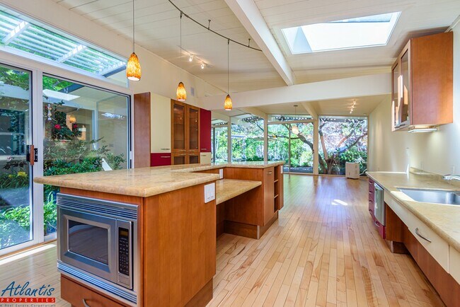 Building Photo - Gorgeous Eichler Home | Desirable Location