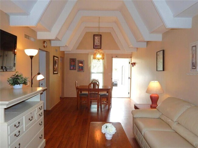 Building Photo - 3821 Club Cir