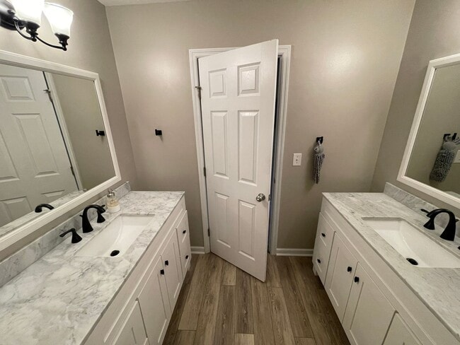 Building Photo - Charming 4 bedroom/2.5 bathroom in Tudor Branch!