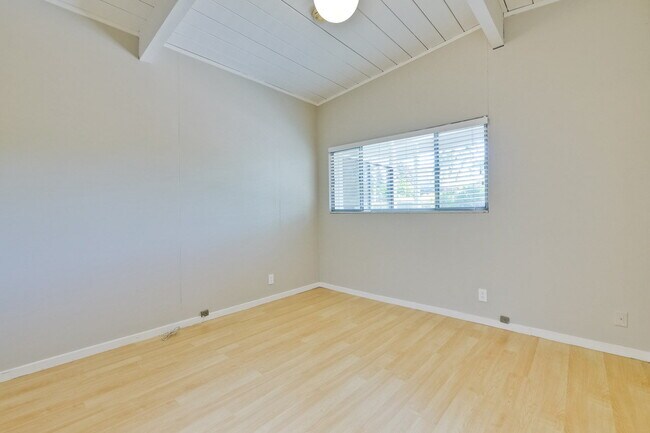 Building Photo - Nice Single Level Eichler Home in the Gree...