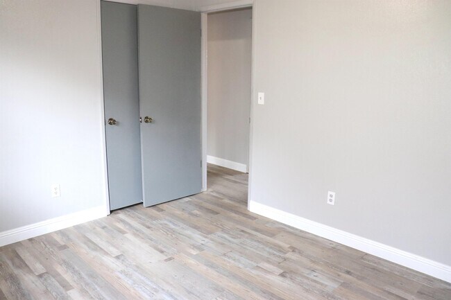 Building Photo - 400 S Crawford Ave