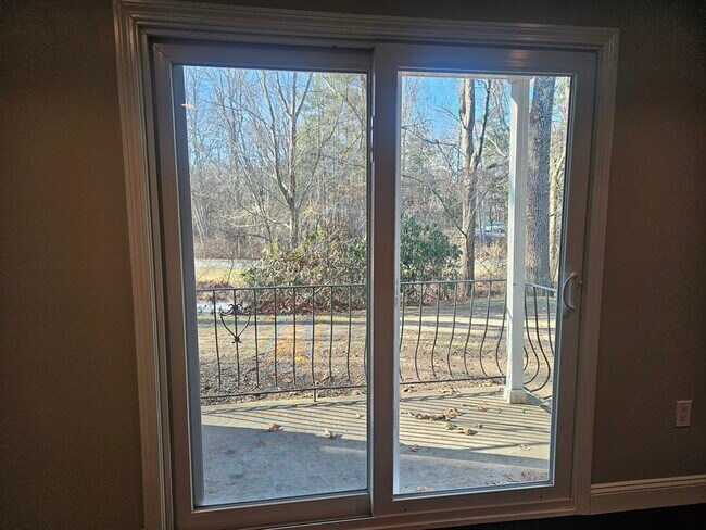 Building Photo - 10 Shadowbrook Ln