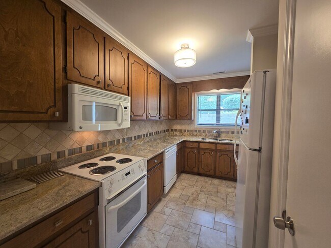 Building Photo - Meticulously Kept 2BR, 3BA Townhome with D...