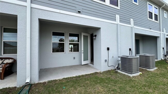 Building Photo - 325 Sol Vis Dr