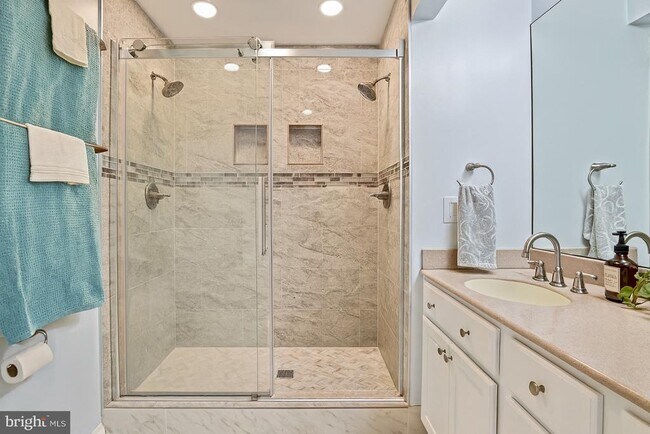 Building Photo - 2918 Glenvale Dr