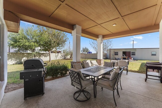 Building Photo - 1400 N Redondo Ave