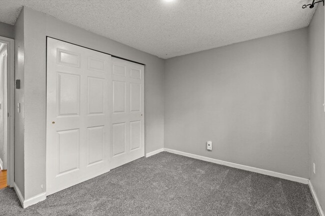 Building Photo - Spacious 2-bed 2-bath condo in Everett