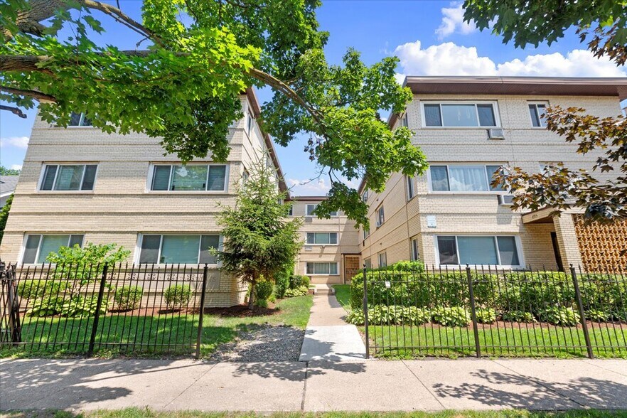 Building Photo - 6717 N Hermitage Ave