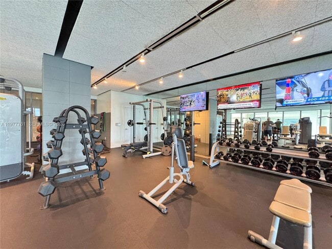 Building Photo - 460 NE 28th St