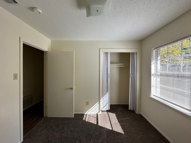 Building Photo - Cozy 3 Bedroom Unit! Tour Today!