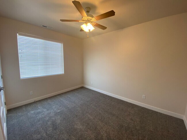 Building Photo - Beautiful townhome In Crimson Park