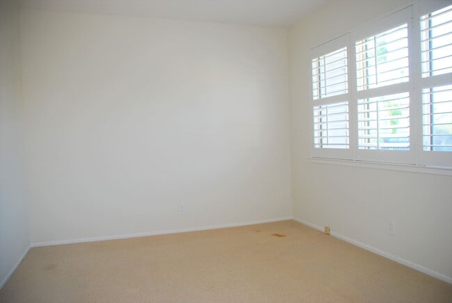 Building Photo - Corner Unit Townhome in Corte Madera For Rent!