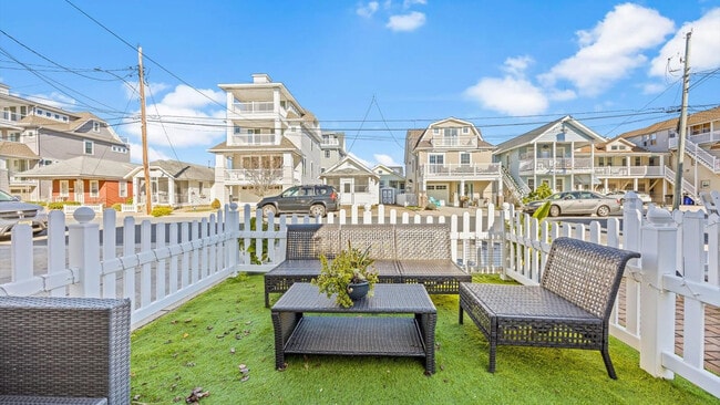 Building Photo - 816 St James Pl