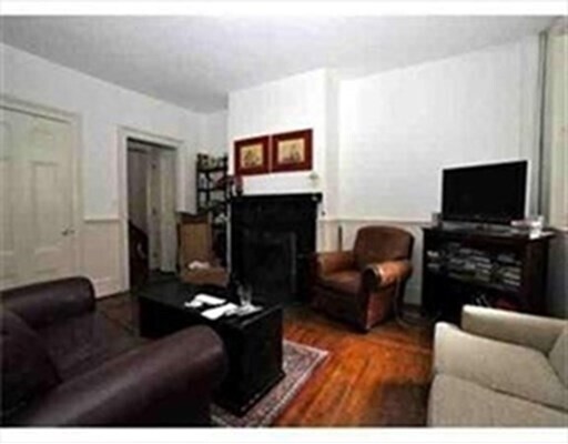 Building Photo - 19 Temple St