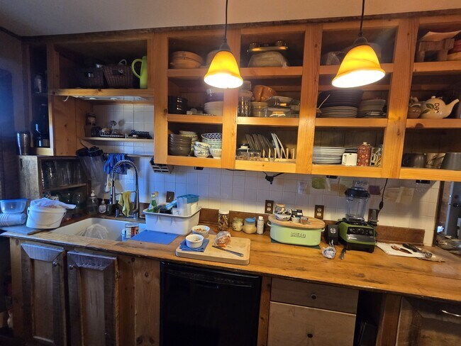 Building Photo - 417 E Tamarack St