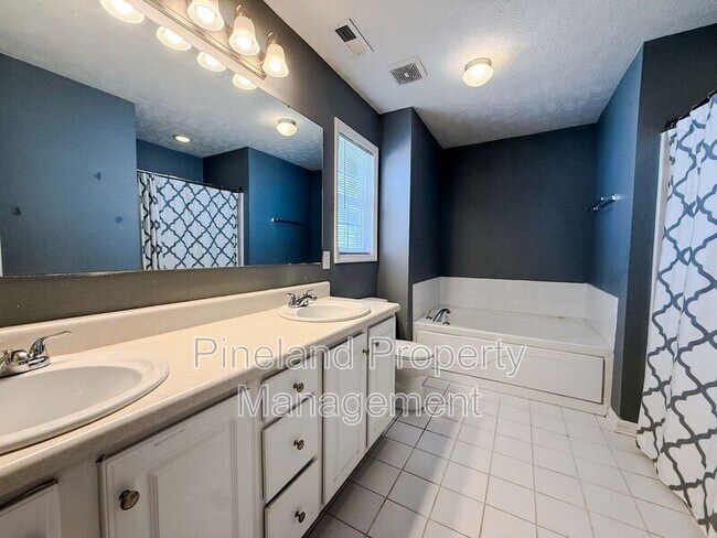 Building Photo - 225 Shakerstone Dr
