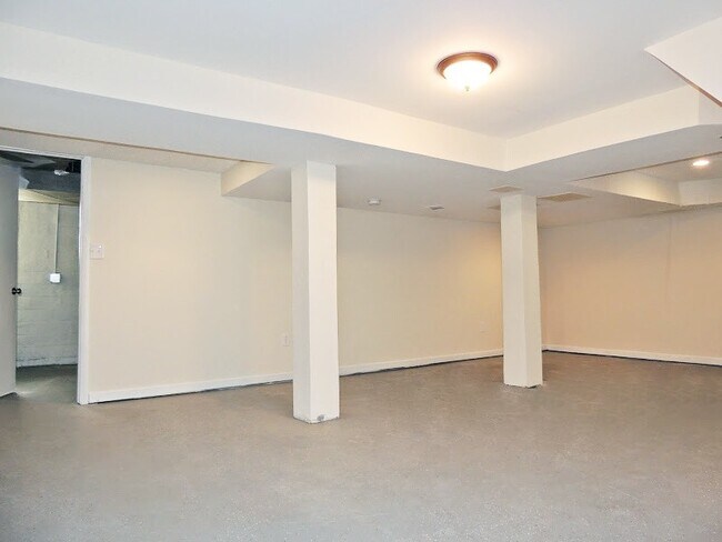 Building Photo - 3 Bed - 1.5 Bath Colonial for Rent in Clev...