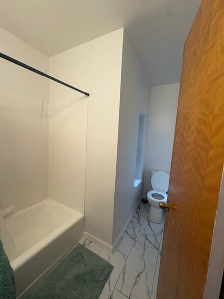 Building Photo - 816 Adelaide St