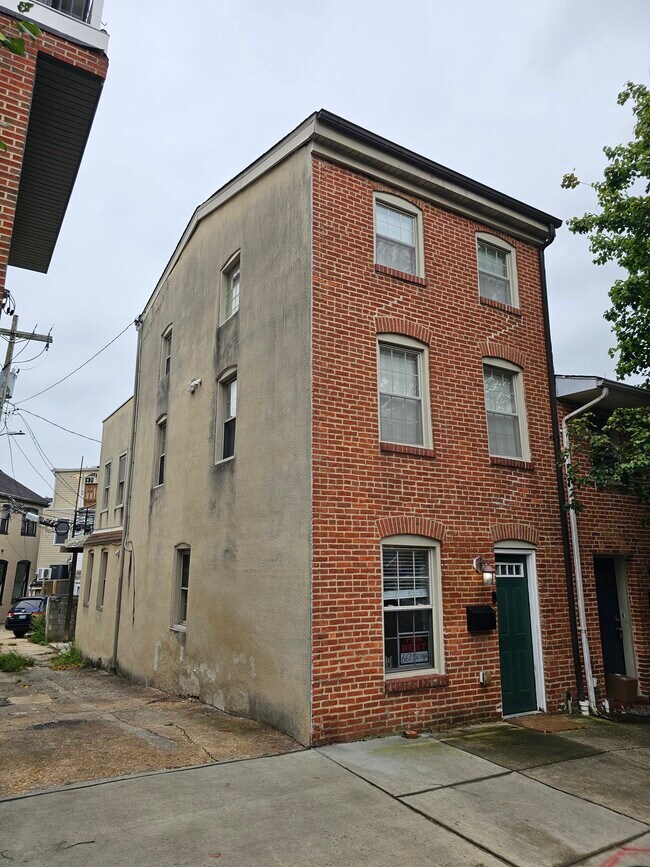 Primary Photo - 2313 Foster Ave