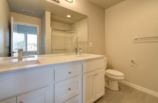 Building Photo - Beautiful Townhouse with Easy Access to Ev...
