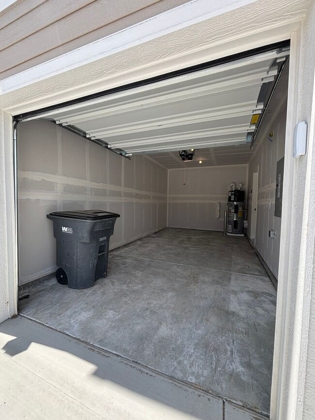 Building Photo - 3bd 2.5ba Townhome - Ready for Move-In