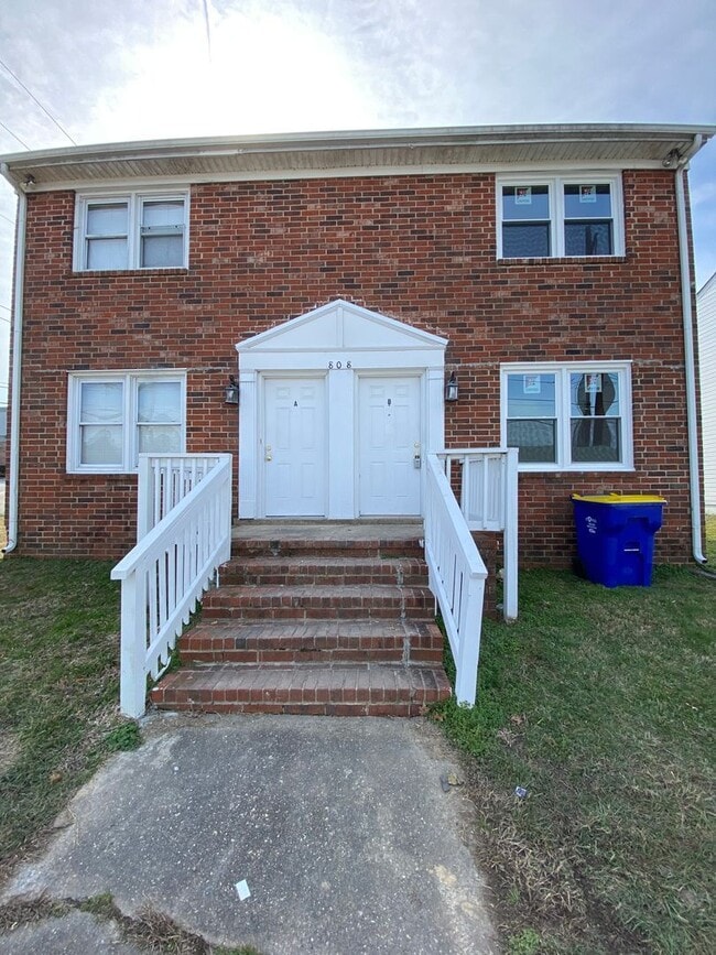 Building Photo - 808 Arlington Rd