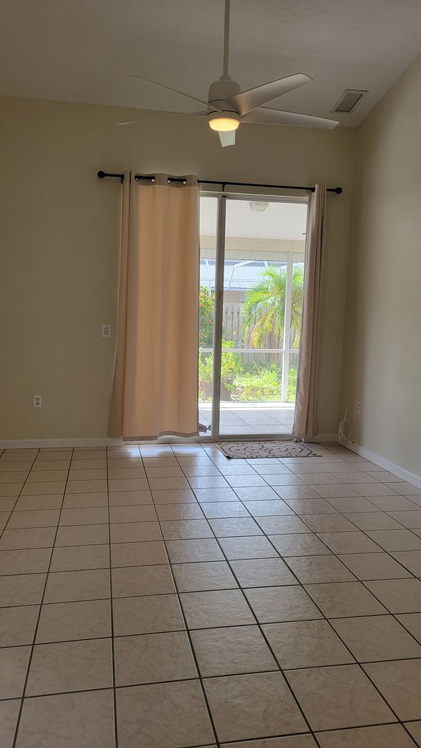 Building Photo - PENDING LEASE-Annual unfurnished 4/2 SFH i...