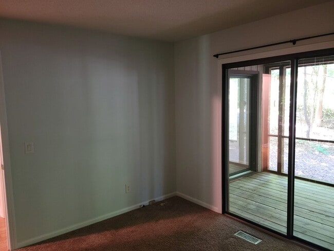 Building Photo - Three Bedroom Home!