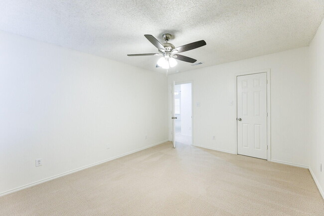 Building Photo - 10104 Englewood Ave