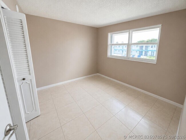 Building Photo - 1114 Lake Terrace