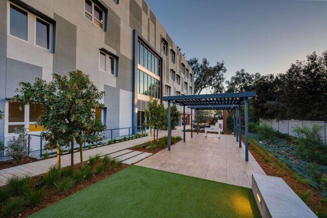 Building Photo - 398 Ortega Ave