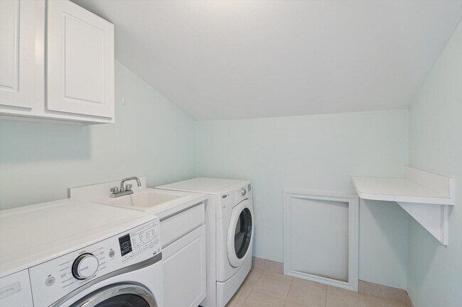 Building Photo - 934 W Huron St