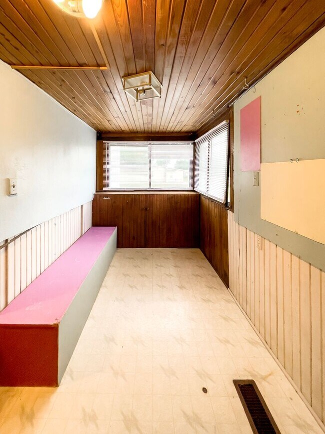 Building Photo - 1810 E 6th St