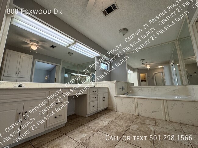 Building Photo - 800 Foxwood Dr