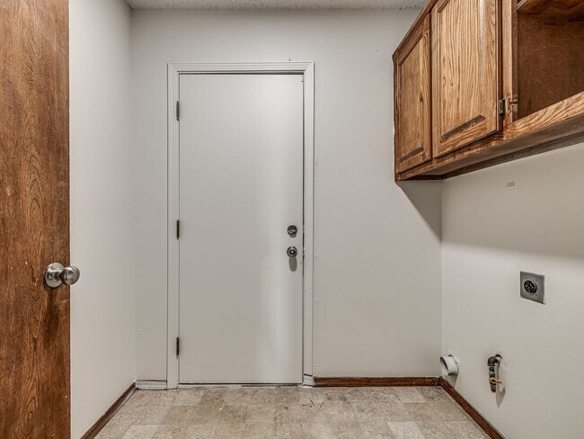 Building Photo - Move in discount / $800 first month rent