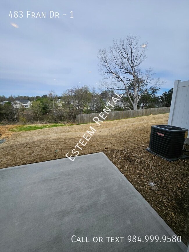 Building Photo - 483 Fran Dr