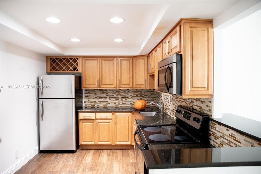 Building Photo - 1420 Brickell Bay Dr